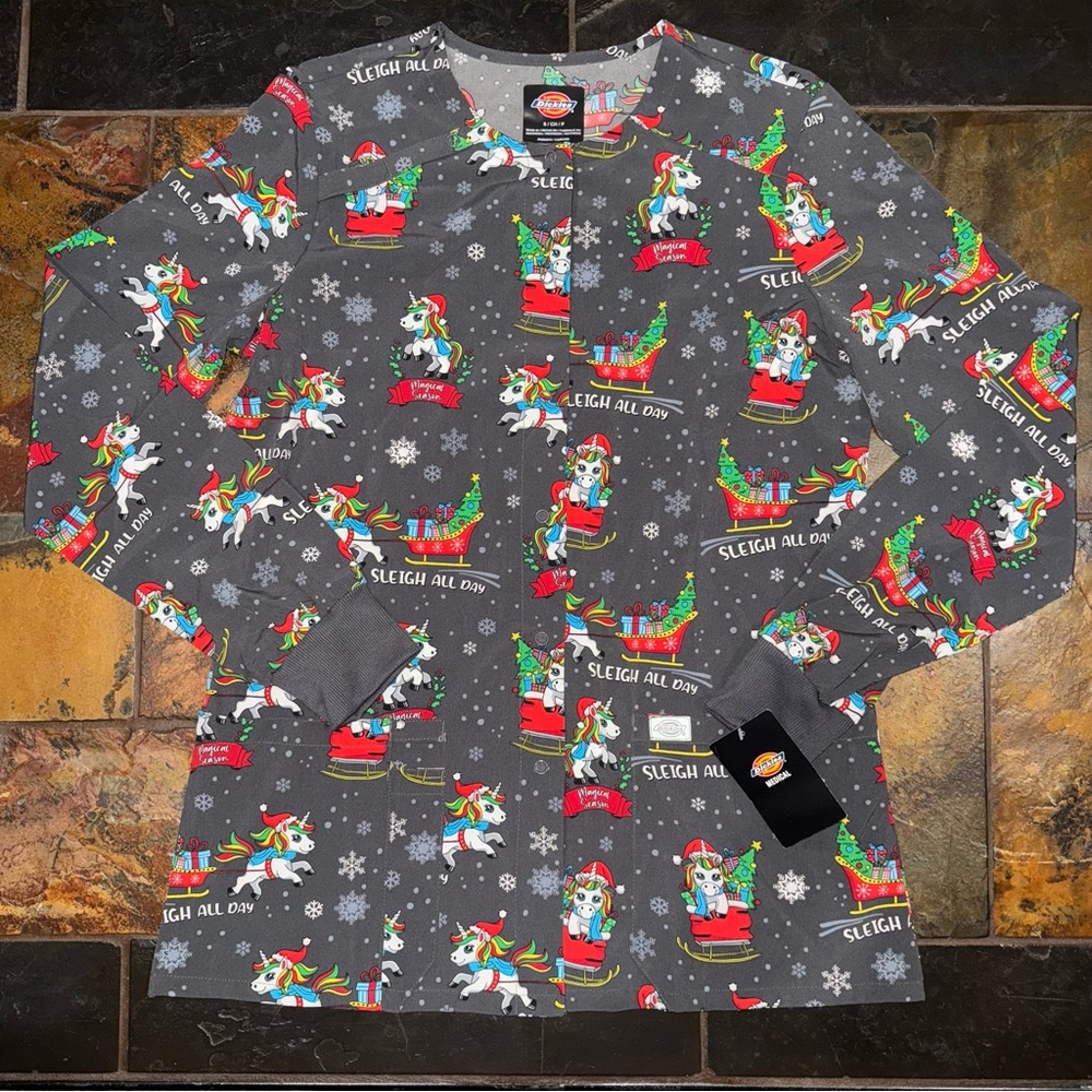 NEW WITH TAGS (NWT)‎ Dickies Holiday Sleigh All Day Unicorn Scrub Jacket Size S